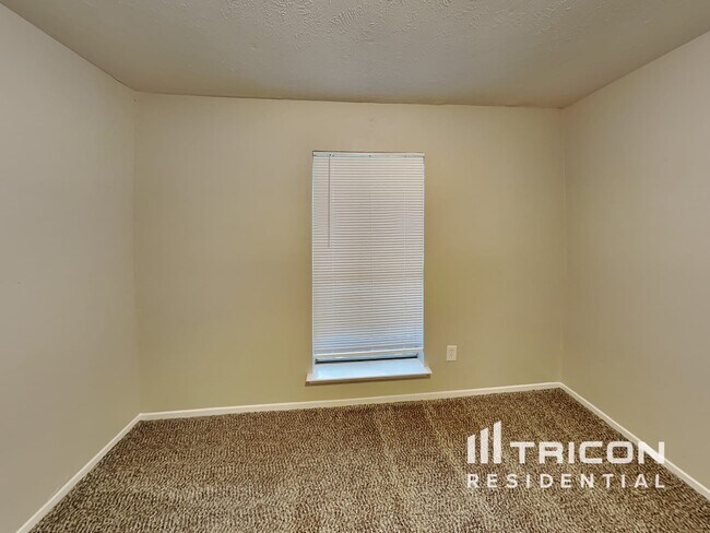 Building Photo - 2507 Arapaho Dr