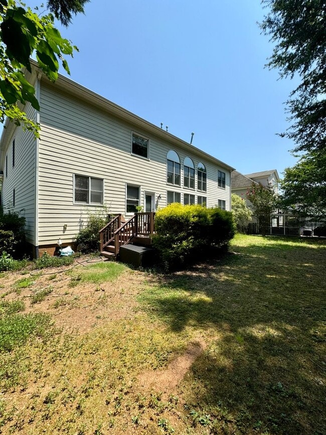 Building Photo - AVAILABLE AUGUST 23.  Spacious 5BR Home in...