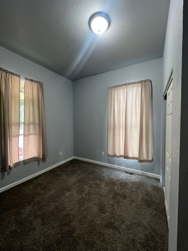Building Photo - ALL PROSPECTIVE TENANTS MUST SUBMIT A $58 ...