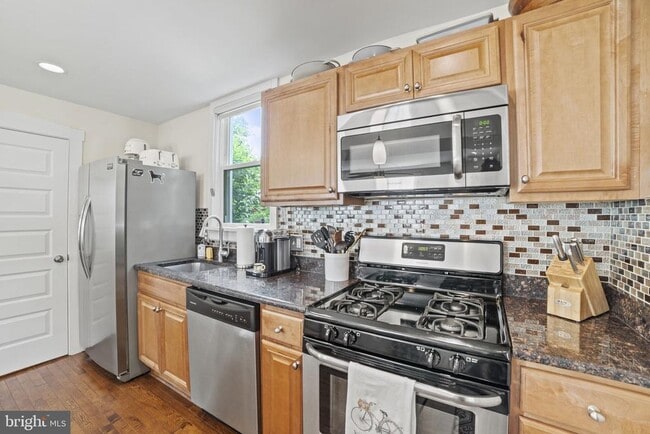 Building Photo - 102 E Linden St