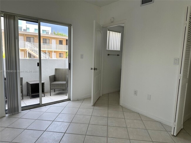 Building Photo - 3051 SW 27th Ave