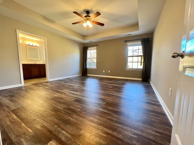 Building Photo - 4 Bed, 3 Bath w/ 2 Car Garage and Fenced Backyard