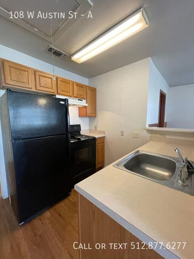 Building Photo - 108 Austin St