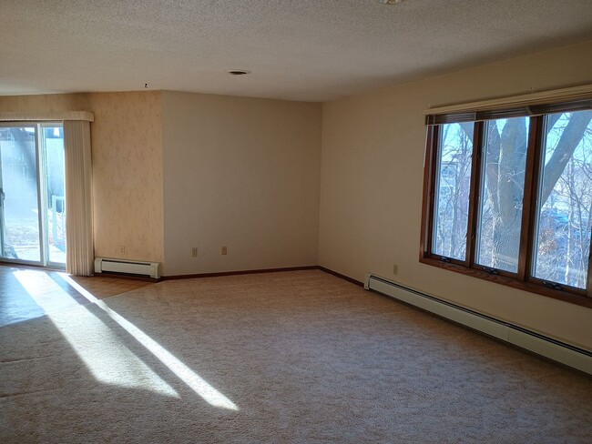 Building Photo - AVAILABLE 4/01/26 Large 2 Bedroom 1 Bath Main Floor Home