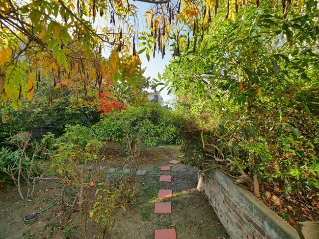 Building Photo - 1718 Le Roy Ave