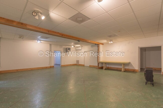 Building Photo - Commercial Property Ideal for Contractor t...