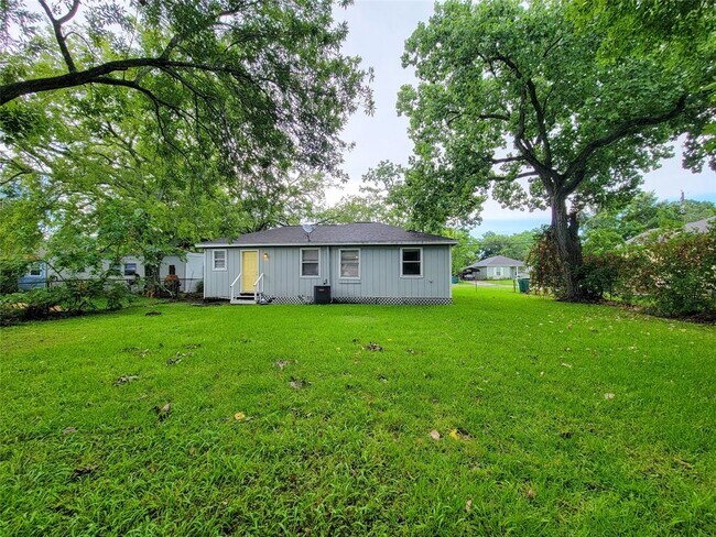 Building Photo - 2306 Downey Dr