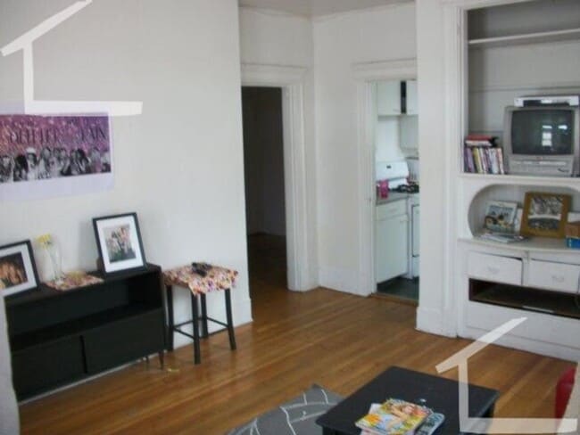 Building Photo - 9/1 No Fee! Spacious, updated 5BR/2BA in Cleveland Circle!