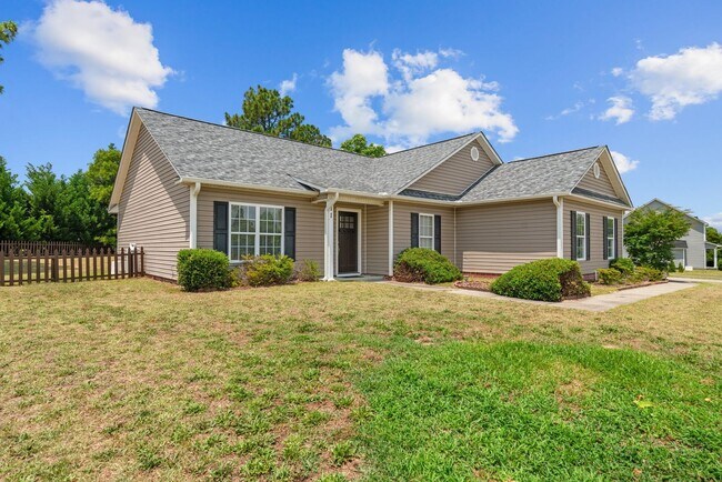 Building Photo - 3 Bed 2 Bath Convenient to Fayetteville and Raleigh