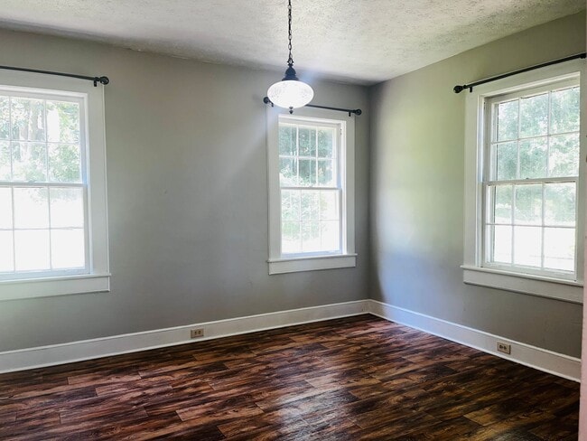 Building Photo - Beautiful 4 bedroom 2 bathroom home in Lagrange! Must see!