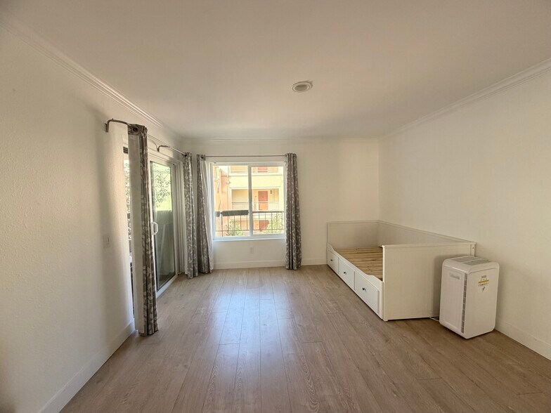 Building Photo - 3525 Lebon Dr