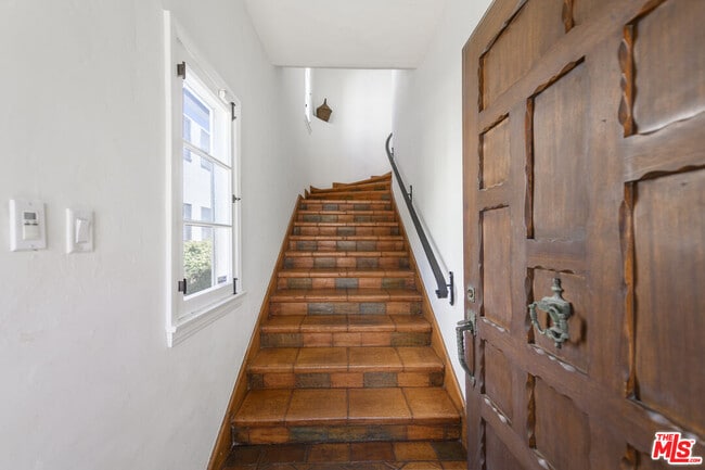 Building Photo - 148 S Orange Dr