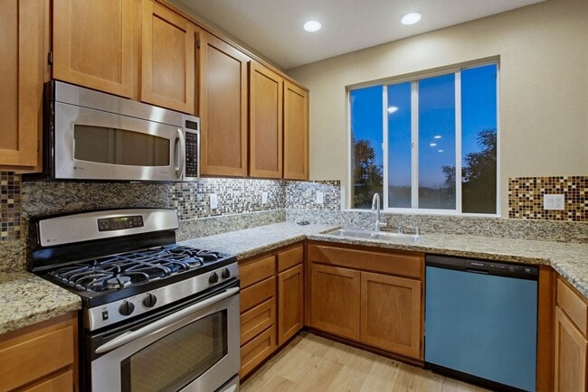 Building Photo - 2 Bedroom Townhome with Bonus Office in San Marcos