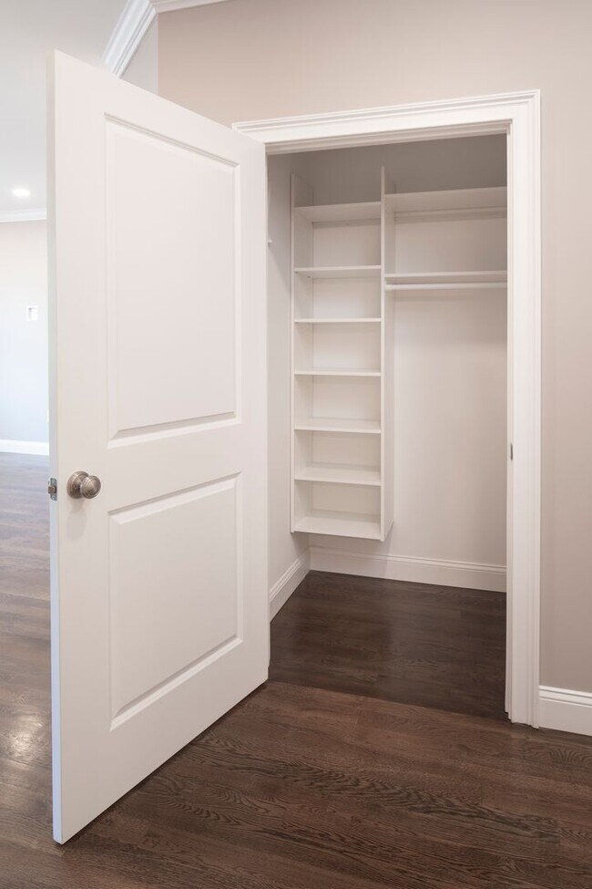 Interior Photo - North Washington Square @ Hickory: In-Unit Washer & Dryer, Cold Water, Fitness Center, Sauna, Bar...