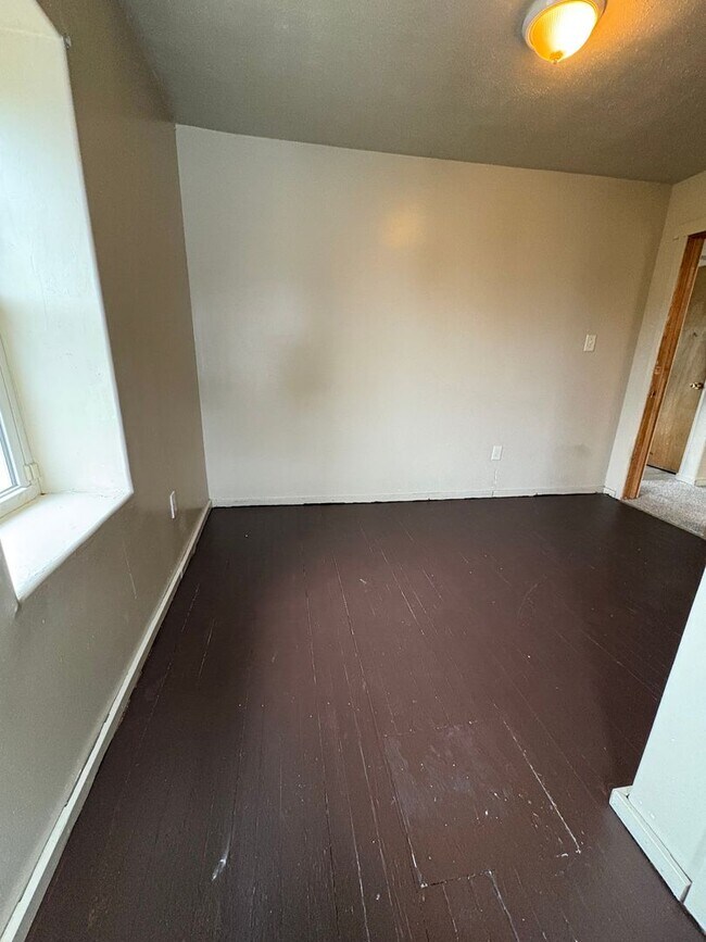 Building Photo - 695 Ewing St