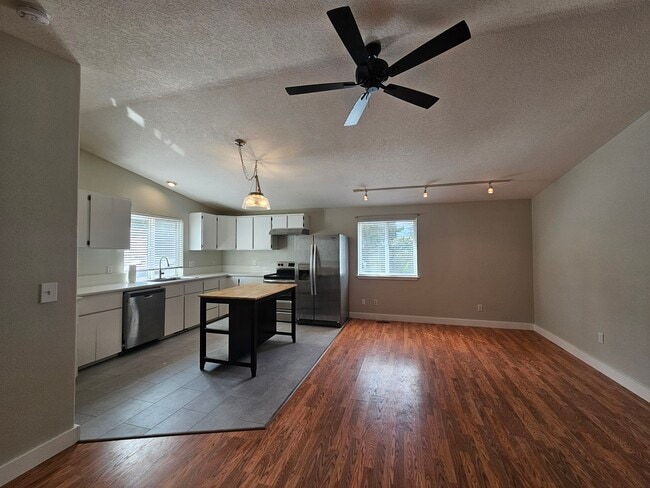 Primary Photo - 13235 SE Oatfield Rd