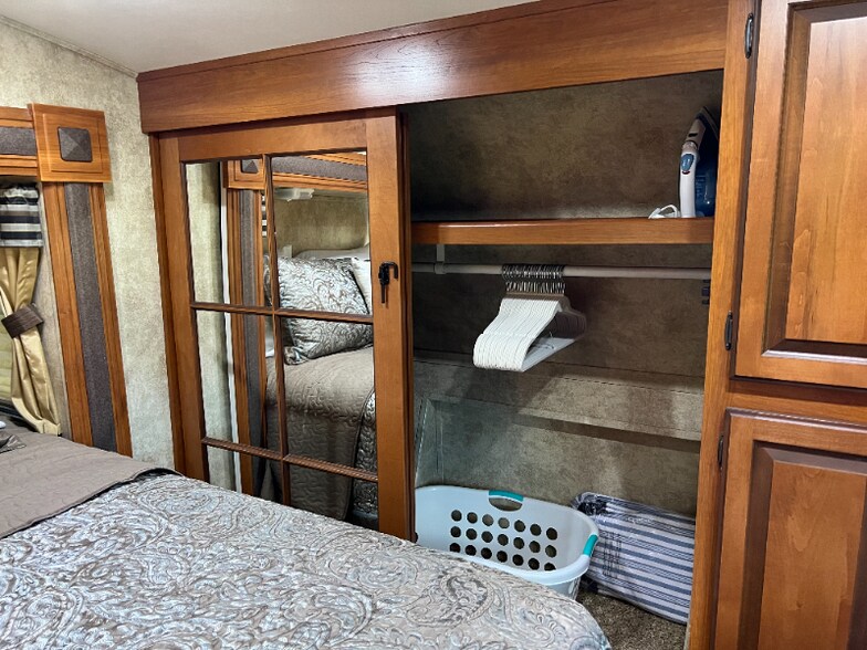 Building Photo - 7560 Chelsea Rd