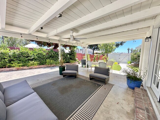 Building Photo - Bright & Modern Two-Story Home with Stunni...