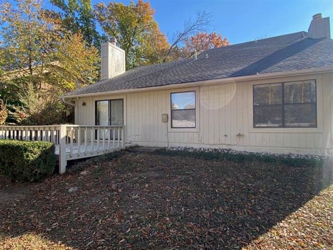 Building Photo - Jenks Schools! This 3 bedroom, 2 bath duplex is located at back of cul-de-sac