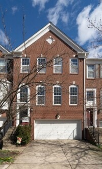 Building Photo - Updated Faircrest 4 BD 3.5 BA Townhome