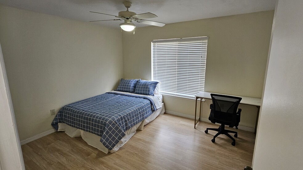 Building Photo - 4215 SW 22nd Ln