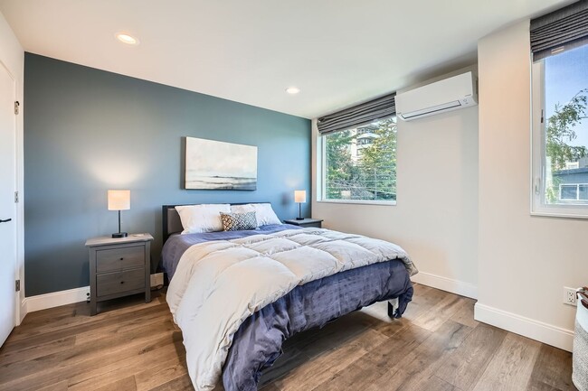 Building Photo - Modern stylings and cutting-edge convenien...