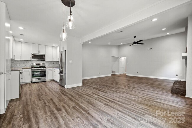 Building Photo - 6801 Stillmeadow Dr