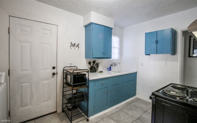 Building Photo - 2 br, 1 bath Duplex - 1319 East 53rd Street