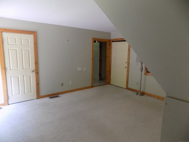 Building Photo - 5 Acorn Ln