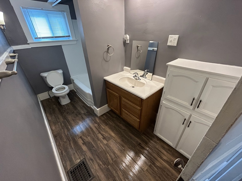 Bathroom (2nd Floor) - 652 N Bever St