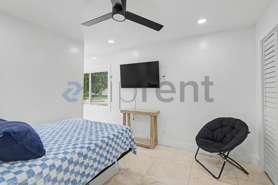 Building Photo - Unit