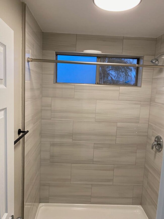 Building Photo - 1 Bed 1 Bath Remodeled Condo for Rent in Lawndale with ALL Utilities included