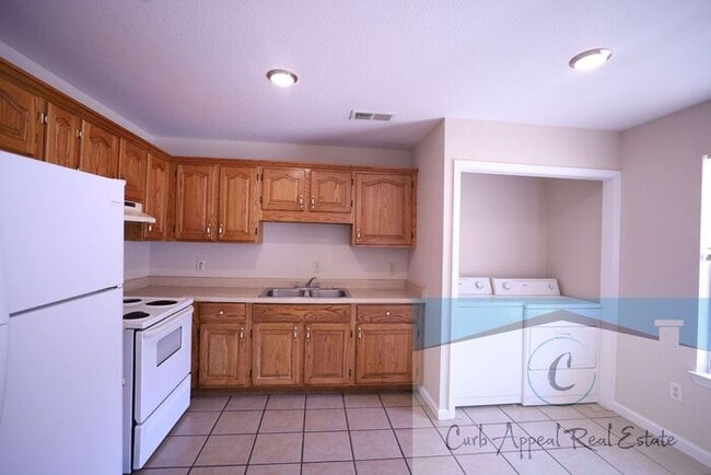 Building Photo - First month move in special $700!! Renovat...