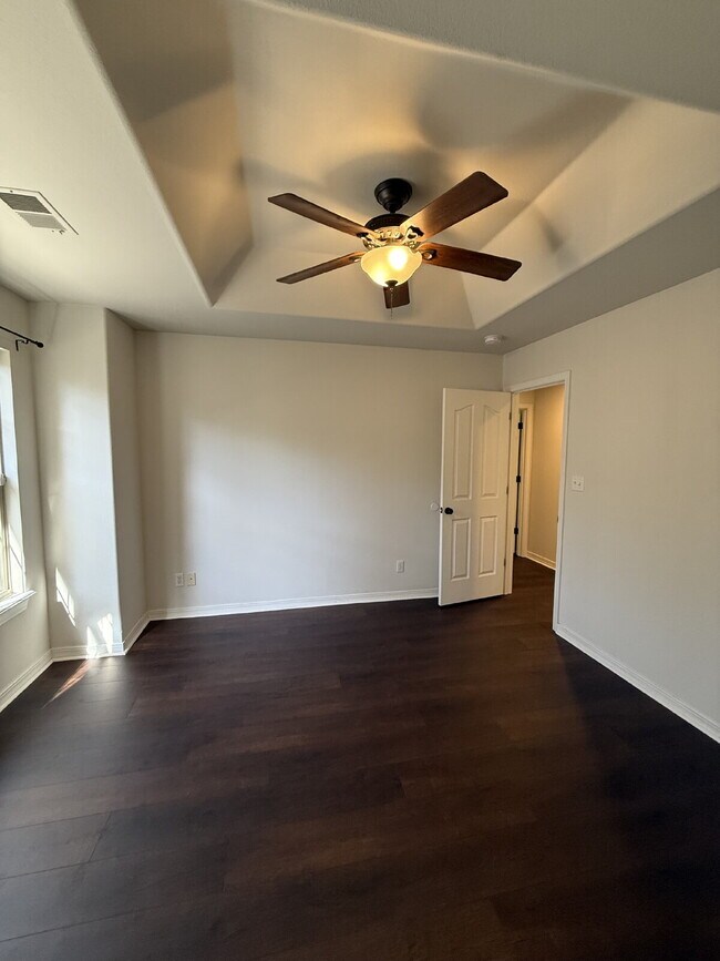 Building Photo - Spacious 3 BR with a fenced in backyard