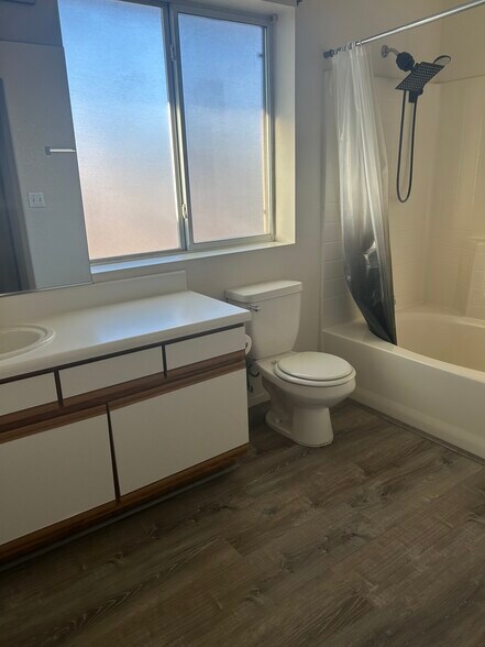 Master Bathroom - 3720 Churchill Dr