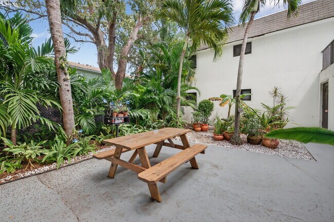 Building Photo - Wilton Manors