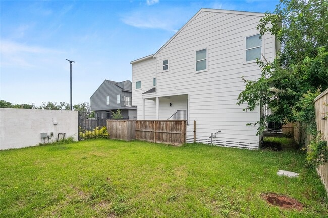 Building Photo - 104 Tolima Dove St
