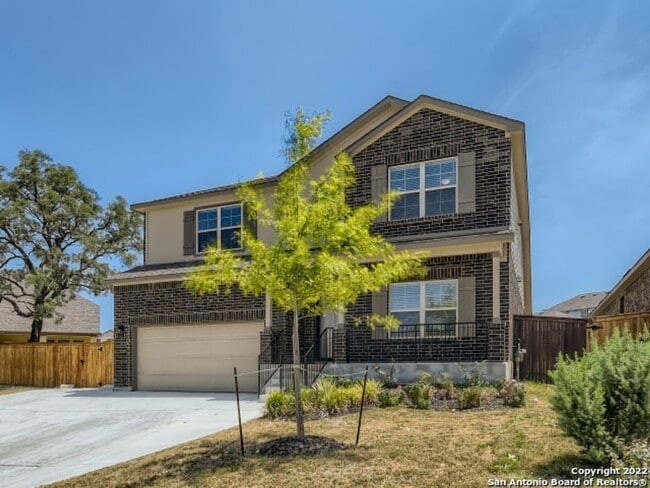 Building Photo - 5 Bedrooms with Tons of Indoor and Outdoor...