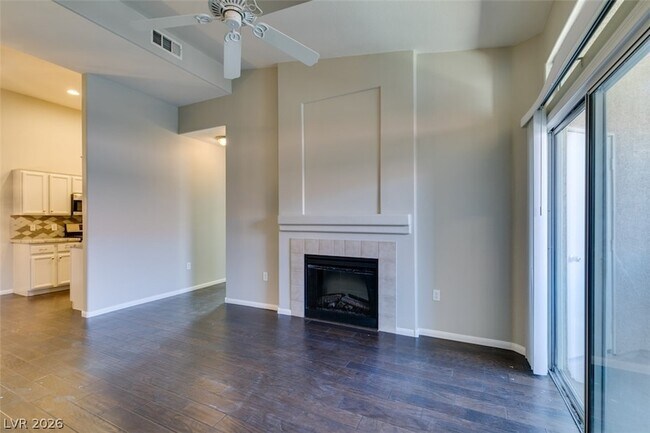 Building Photo - 2305 W Horizon Ridge Pkwy
