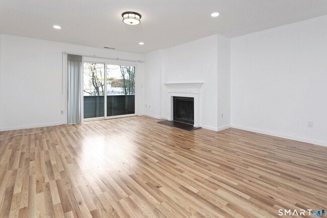 Building Photo - 267 W Cedar St