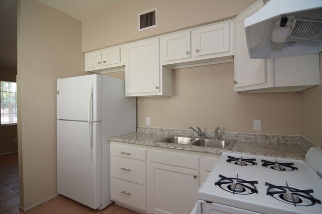 Building Photo - Charming 1 Bedroom  1 Bath Duplex! South Tucson Location!