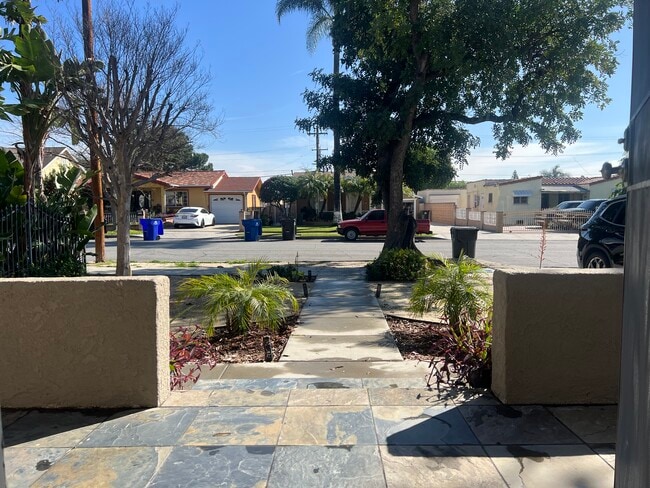 Building Photo - 517 N Holmes Ave