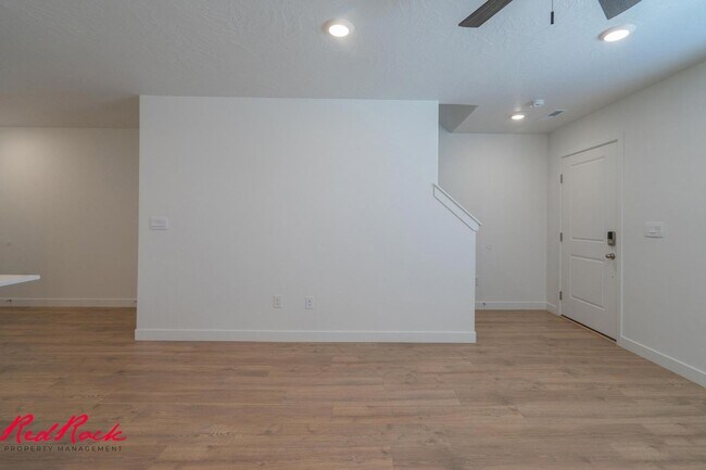 Building Photo - Dog Friendly! 3 Bedroom 2 Bathroom Townhome in Long Valley.