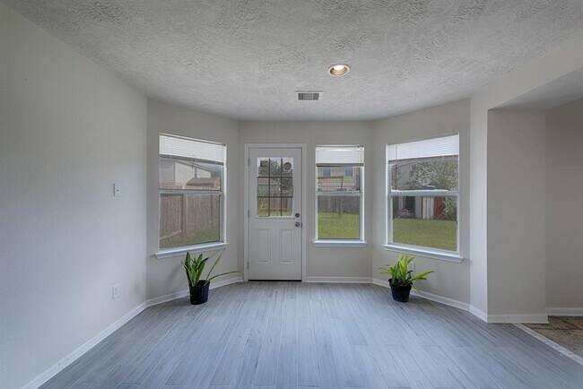 Building Photo - 8139 Sanders Glen Ln