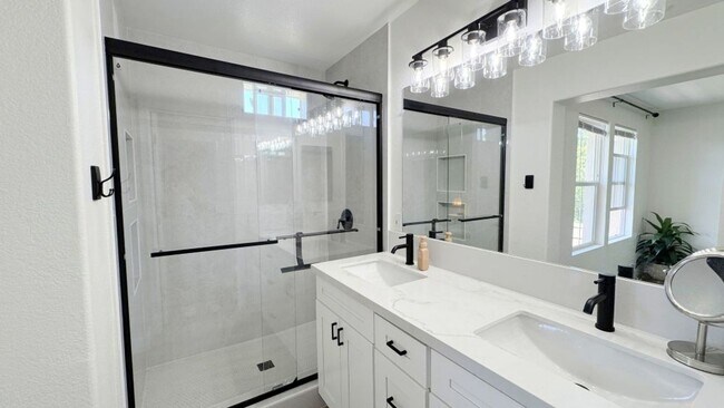 Building Photo - Beautiful Tri-Level 3BD/2BA Townhome in Greystone at Eastlake – Eastlake Chula Vista