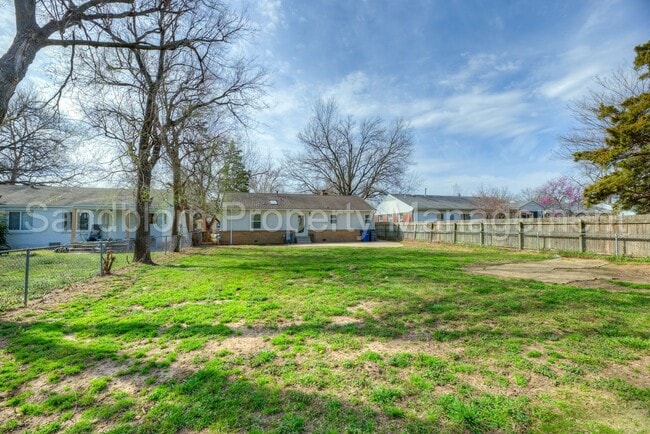 Building Photo - For Lease | Tulsa | Available Now!