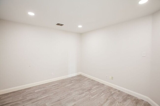 Building Photo - 9900 Presthope Dr
