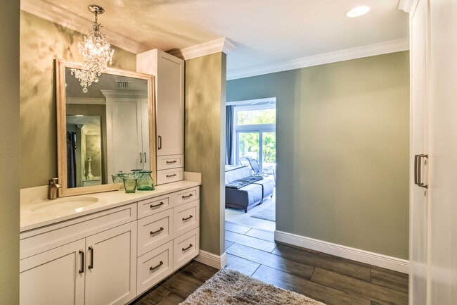 Building Photo - 2122 W Vina Del Mar Blvd