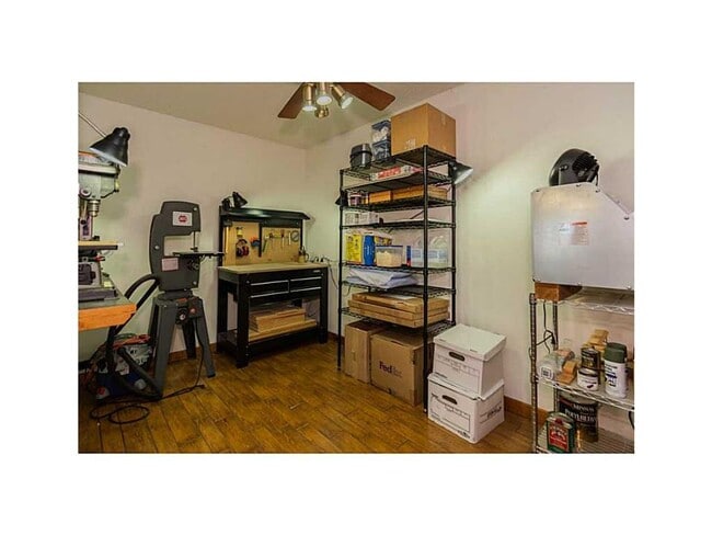 Building Photo - 4 bedroom rustic home, private acreage