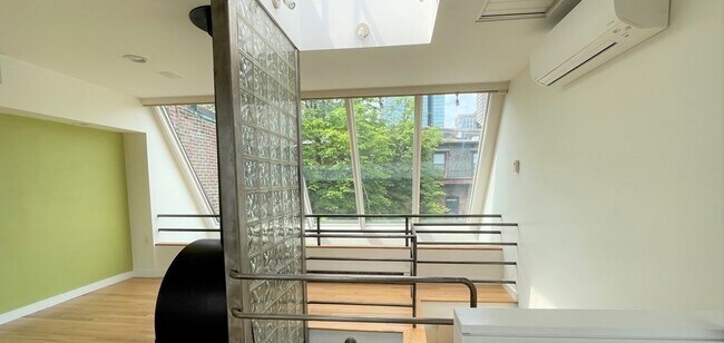 Building Photo - 33 Lawrence St